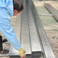 免浇筑楼承板